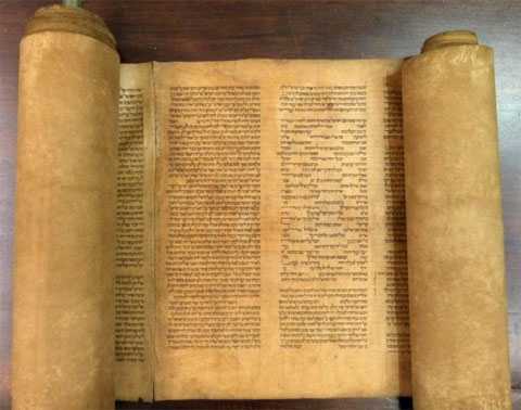 Древнейший экземпляр Торы пылился в библиотеке сто лет